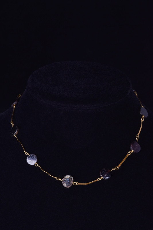 ROMAN GOLD NECKLACE WITH AMETHYST STONES
Ca. 100-300 AD. A sophisticated neckla...