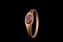 ROMAN GOLD RING WITH CARNELIAN INTAGLIO OF HORSE PROTOME