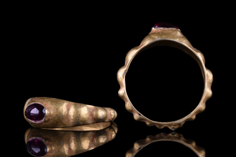 ROMAN GOLD RING WITH GARNET STONE
Ca. 100-300 AD. A finely modelled finger ring...
