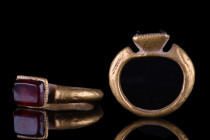 BYZANTINE GOLD RING WITH GARNET STONE
