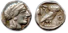 ATTIQUE - ATHÈNES Époque de Marathon 480-449
Tête d'Athéna à droite coiffée d'un casque lauré orné d'un fleuron. 
R/. Chouette à droite regardant de...