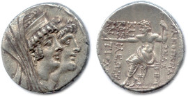 ROYAUME DE SYRIE - CLÉOPATRE THÉA et son fils ANTIOCHUS VIII GRYPUS 125-121
Bustes accolés de Cléopâtre Théa voilée, diadémée, drapée et d'Antiochus ...