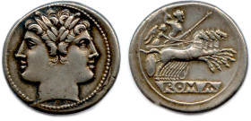 RÉPUBLIQUE ROMAINE - ANONYME vers 220 avant J.-C.
Tête de Janus bifrons. R/. Jupiter dans un quadrige conduit au galop à droite par une Victoire. Des...