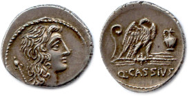 CASSIA Q. Cassius Longinus 55 avant J.-C.
Tête du Génie du peuple romain à droite. Derrière, un sceptre. R/. Aigle posé sur un foudre entre le lituus...