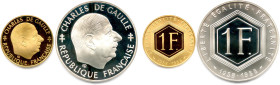 Ve RÉPUBLIQUE 1958-
Deux pièces dans son boitier d'origine (plastique rouge) : 
Franc or et Franc en argent à l'effigie du Général de Gaulle 1988. (...