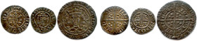 ROYAUME D'ANGLETERRE 
Trois monnaies en argent : Penny à la croix courte Jean (1199-1216) ♦ S 1351 ; Penny de Calais Édouard (1327-1377) 
♦ S 1626 ;...
