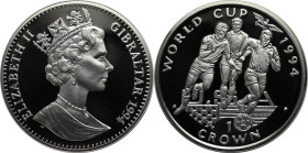 Europäische Münzen und Medaillen, Gibraltar. 3 Fussballspieler Fussball WM 1994 - USA. 1 Crown 1994. 28,28 g. 0.925 Silber. 0.84 OZ. KM 225a. Polierte...