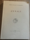 AA.VV. Istituto Italiano di Numismatica. Annali 64. Roma, 2018. Brossura ed. pp. 213, tavv. XXI in b/n. Ottimo stato.