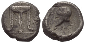 Bruttium. Temesa.

 Stater. Ca. 475 - 450 v. Chr.
Vs: TEM (retrograd). Dreifuß mit Ringgriffen und Löwenfüßen.
Rs: TEM (retrograd). Korinthischer ...