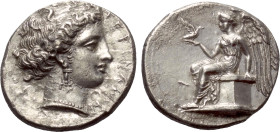Bruttium. Terina.

 Stater (Silber). Ca. 400 - 356 v. Chr.
Vs: Kopf der Nymphe Terina rechts.
Rs: Nike mit Taube auf ihrer rechten Hand auf einem ...