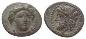 Sizilien. Gela.

 Bronze. Ca. 315 - 310 v. Chr.
Vs: Kopf der Demeter en face, leicht nach rechts gewendet.
Rs: Bärtiger Kopf des Gelas mit Hörnern...