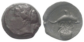 Sizilien. Syrakus. 2. Demokratie (466 - 405 v. Chr.).

 Bronze. Ca. 405 - 375 v. Chr.
Vs: Kopf der Arethousa mit Sphendone links.
Rs: Delfin nach ...