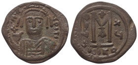 Mauricius Tiberius (582 - 602 n. Chr.).

 Follis (40 Nummi). 597 / 598 n. Chr. Nicomedia.
Vs: Kaiserbüste mit Kreuzglobus und Schild frontal.
Rs: ...