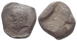 Tonsiegel.

 2. - 3. Jhdt. n. Chr.
Vs: Kopf des Herakles mit Tainia links.
Rs: Abdruck des Papyrus.

19 mm. 2,83 g. 
 Fast vorzüglich.

Slg. ...