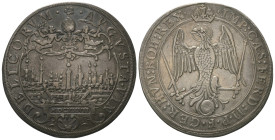 Augsburg - Stadt. Titel Ferdinand II. (1619-1637).

Taler (Silber). 1627. Augsburg.
Vs: AVGVSTA VIN - DELICORVM. Stadtbild; darüber zwei Engel, dar...