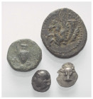 Griechische Münzen - Lots.


Lamponeia / Skepsis (Troas) / Elaia / Myrina (Aiolis).

Lot (4 Stück, darunter Silber): Hemiobol, Bronze, 5. - 1. Jh...