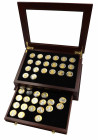 USA (United States of America)
USA / United States. dollar / $1 - Set of 40 coins 

Monety w wersji złoconej i platynowanej w pięknym pudełku

De...
