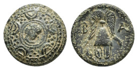 Kings of Macedon, Alexander III ‘the Great' (336-323 BC). Æ Half Unit (15,5 mm, 3,76 g). Head of Herakles l. at centre of Macedonian shield. R/ Plumed...