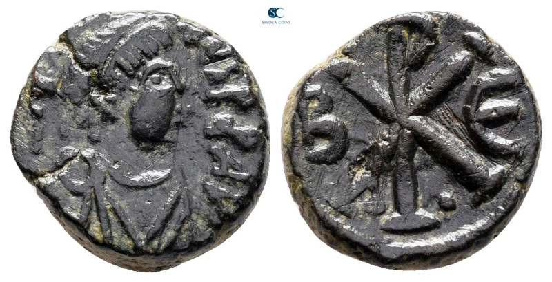 Justin I AD 518-527. Constantinople
Pentanummium Æ

13 mm, 2,02 g



very...