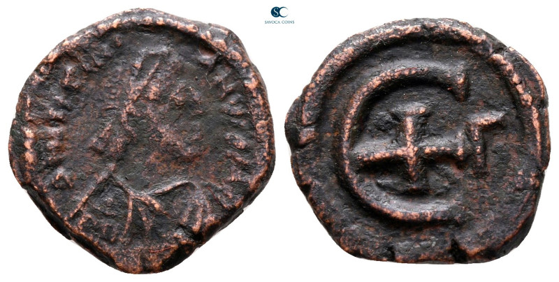 Justinian I AD 527-565. Antioch
Pentanummium Æ

16 mm, 2,32 g



very fin...