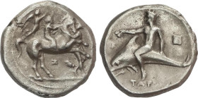 Nomos. 340-332 a.C. TARENTUM. CALABRIA. Anv.: Joven a caballo coronado por Nike a derecha, sosteniendo riendas, debajo I. Rev.: Taras sobre delfín a i...
