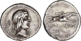 Denario. 90-89 a.C. CALPURNIA. L. Calpurnius Piso Frugi. Anv.: Cabeza laureada de Apolo a derecha, detrás letra D, delante letra D. Rev.: Jinete galop...