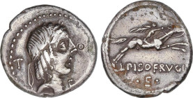 Denario. 90-89 a.C. CALPURNIA. L. Calpurnius Piso Frugi. Anv.: Cabeza laureada de Apolo a derecha, detrás letra T, delante Letra C. Rev.: Jinete galop...