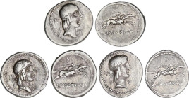 Lote 3 monedas Denario. 90-89 a.C. CALPURNIA. L. Calpurnius Piso Frugi. Anv.: Cabeza laureada de Apolo a derecha, entre F - D, H - D o *- P. Rev.: Jin...