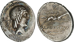 Denario. 90-89 a.C. CALPURNIA. L. Calpurnius Piso Frugi. Anv.: Cabeza laureada de Apolo a derecha, detrás ancla. Rev.: Jinete galopando a derecha, enc...