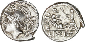 Denario. 103 a.C. JULIA. L. Julius L.f. Caesar. Anv.: Cabeza de Marte a izquierda, encima letra Q, detrás CAESAR. Rev.: Venus Genetrix en biga a izqui...