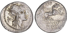 Denario. 91 a.C. JUNIA. D. Junius Silanus L.f. Anv.: Cabeza de Roma a derecha, detrás letra K. Rev.: Victoria en biga a derecha, encima número XVII. E...