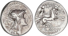 Denario. 91 a.C. JUNIA. D. Junius Silanus L.f. Anv.: Cabeza de Roma a derecha, detrás letra Q. Rev.: Victoria en biga a derecha, encima número XXIII. ...