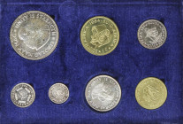 Lote 50 monedas. 1969 a 1988. VARIOS PAISES DE TODO EL MUNDO. AE, AR, Al, CuNi, latón. Todas diferentes, de gran variedad de paises como Bahamas, Bhut...