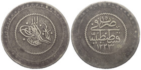 Osmanen. Mahmud II. (1223 - 1255 H. / 1808 - 1839).

 80 Para = 2 Kurush (Silber). 1223 H. (Jahr 15). Kostantiniye.
Vs: Tughra, rechts im Feld Zwei...