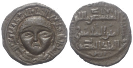 Artuqiden von Mardin. Nasir ad-Din Artuq Arslan (597 - 637 H. / 1201 - 1239).

 Dirham (Kupfer). 633 H. Mardin.
Vs: Männlicher Kopf frontal; außen ...