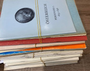 Lotto di 27 pubblicazioni numismatiche varie, listini e cataloghi (Toderi, Santamaria, Ratto, Eugubium, De Nicola, De Falco, Public coin auction, N.C....