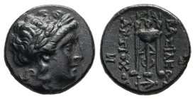 Seleukid Kingdom, Antiochos II Theos,AE, 3.87 g 17.06 mm. 261-246 BC. Sardes.
Obv: Laureate head of Apollo right.
Rev: BAΣΙΛΕΩΣ / ANTIOXOY, Tripod, ...