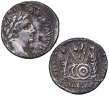 Octavio Augusto (27 aC - 14 dC). Lvgdvbvm. Denario. RIC 162. Ag. 3,67 g. Busto laureado de Augusto a derecha, alrededor leyenda: CAESAR AVGVSTVS DIVI ...