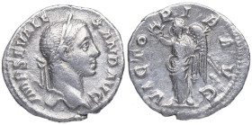 231 d.C. Alejandro Severo. Roma. Denario. DS 4817 t. Ag. 2,32 g. VICTORIA AVG. Victoria estante a izquierda. MBC+. Est.65.