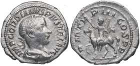 240 d.C. Gordiano III. Roma. Denario. RSC 234 – RIC 81. Ag. 2,93 g. PM TR P III COS PP. Emperador a caballo a izquierda. MBC+. Est.70.