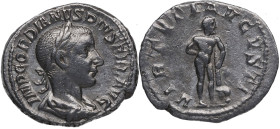 240/2 d.C. Gordiano III. Roma. Denario. RSC 403 – RIC 116. Ag. 3,13 g. VIRTVTI AVGVSTI. Hércules apoyado en clava a derecha. MBC+. Est.70.