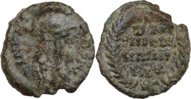 Ostrogothic Italy. Theodahad (534-536). AE Quarter follis or Decanummium. Ravenna mint, 534-536. Obv. INVICTA ROMA. Helmeted and draped bust of Roma r...