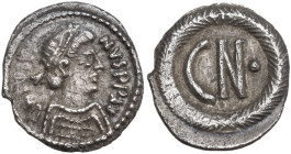 Justin II (565-578). AR 250 Nummi, Ravenna mint. Obv. DN IVSTI-NVS PP AVC. Diademed bust right, wearing robe ornamented with row of pellets. Rev. Larg...