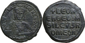 Leo VI the Wise (886-912). AE Follis, Constantinople mint. Obv. +LEOҺ ЬAS ROm'. Crowned and draped facing bust of Romanus, holding labarum-scepter and...