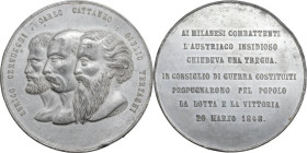 Medaglia 1848 per le cinque giornate di milano a ricordo di Enrico Cernuschi, Carlo Cattaneo e Giulio Terzaghi. Metallo Bianco. 74.50 mm. Colpi. BB.
