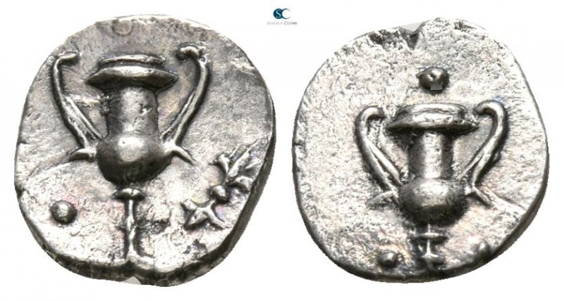 Calabria. Tarentum circa 280-228 BC. 
Obol AR

7mm., 0,45g.

Kantharos, at ...