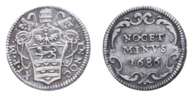 ROMA INNOCENZO XI (1676-1689) MEZZO GROSSO 1686 AG. 0,73 GR. MIR. 2039/10 C BB (COLPO)