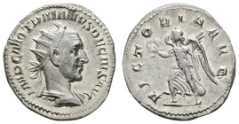 Römer Kaiserzeit
Traianus Decius 249-251 AR Antoninian ca. 249-250 Rom Av.: IMP C M Q TRAIANVS DECIVS AVG, drapierte und kürassierte Büste nach recht...