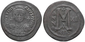 Byzanz
Justinianus I., 527-565 Æ Follis 538/539 Nicomedia Av.: DN IVSTINI - ANVS PP AVC. Der Kaiser von vorn mit Paludamentum und Kreuzglobus, über d...