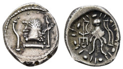 Orient Himyar (Königreich)
 AR Denar 1 Jh. v. Chr. Av.: bartloser männlicher Kopf mit geflochtenen Haaren n. links, rechts und links Symbole (?), Rv....